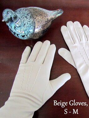 BEIGE GLOVES, S-M, VINTAGE 1950s ELEGANT TEA PARTY, REGENCY GLOVES, WRIST LENGTH
